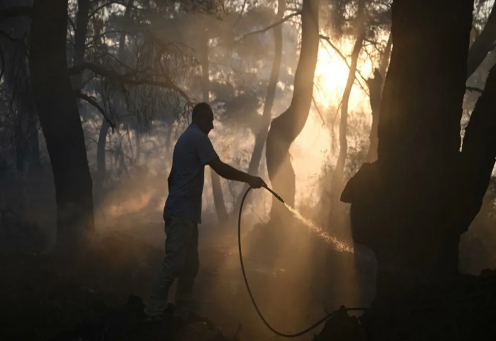 INCENDII DE VEGETAȚIE PUTERNICE ÎN PROVINCIA CANAKKALE, TURCIA. SUTE DE PERSOANE EVACUATE