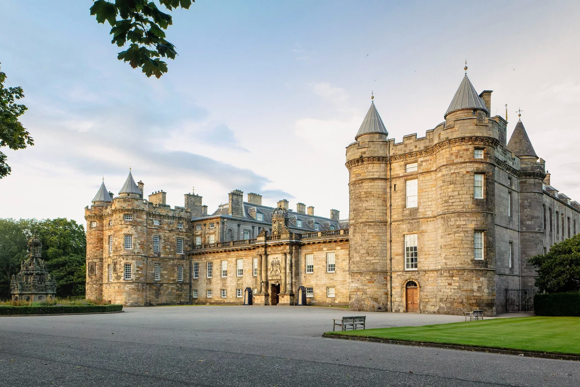 Apartamentele private ale reginei Elisabeta a II-a din palatul Holyroodhouse din Edinburgh, deschise vizitatorilor