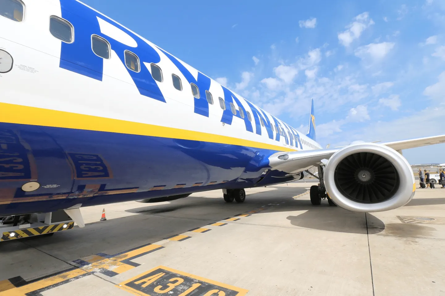 Biletele de avion s-ar putea scumpi în 2027. Ryanair avertizează: petrolul ridicat pune presiune pe tarife