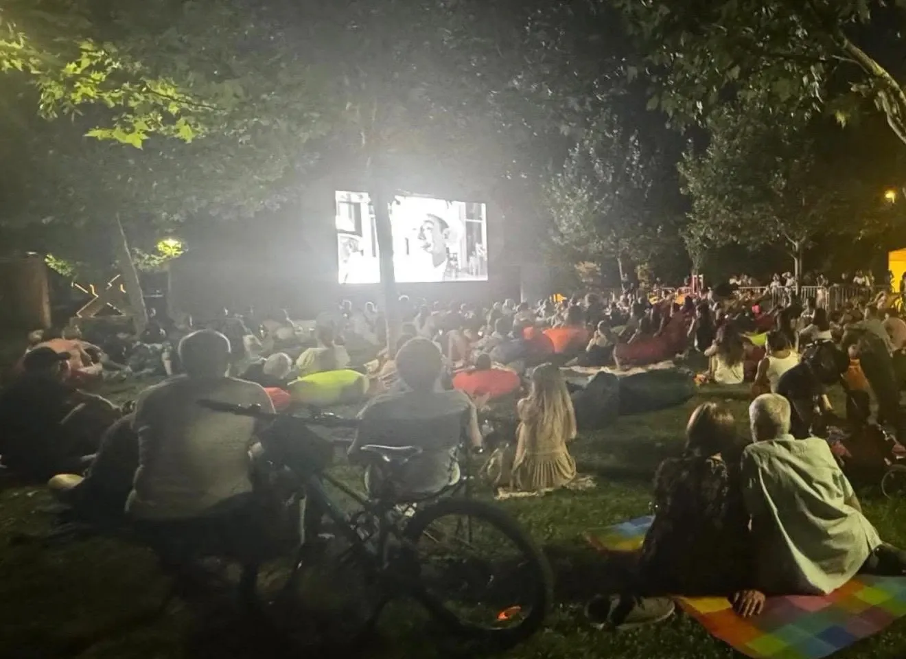 „Cinema sub Stele” începe vineri și aduce din nou filme în aer liber pentru bucureșteni