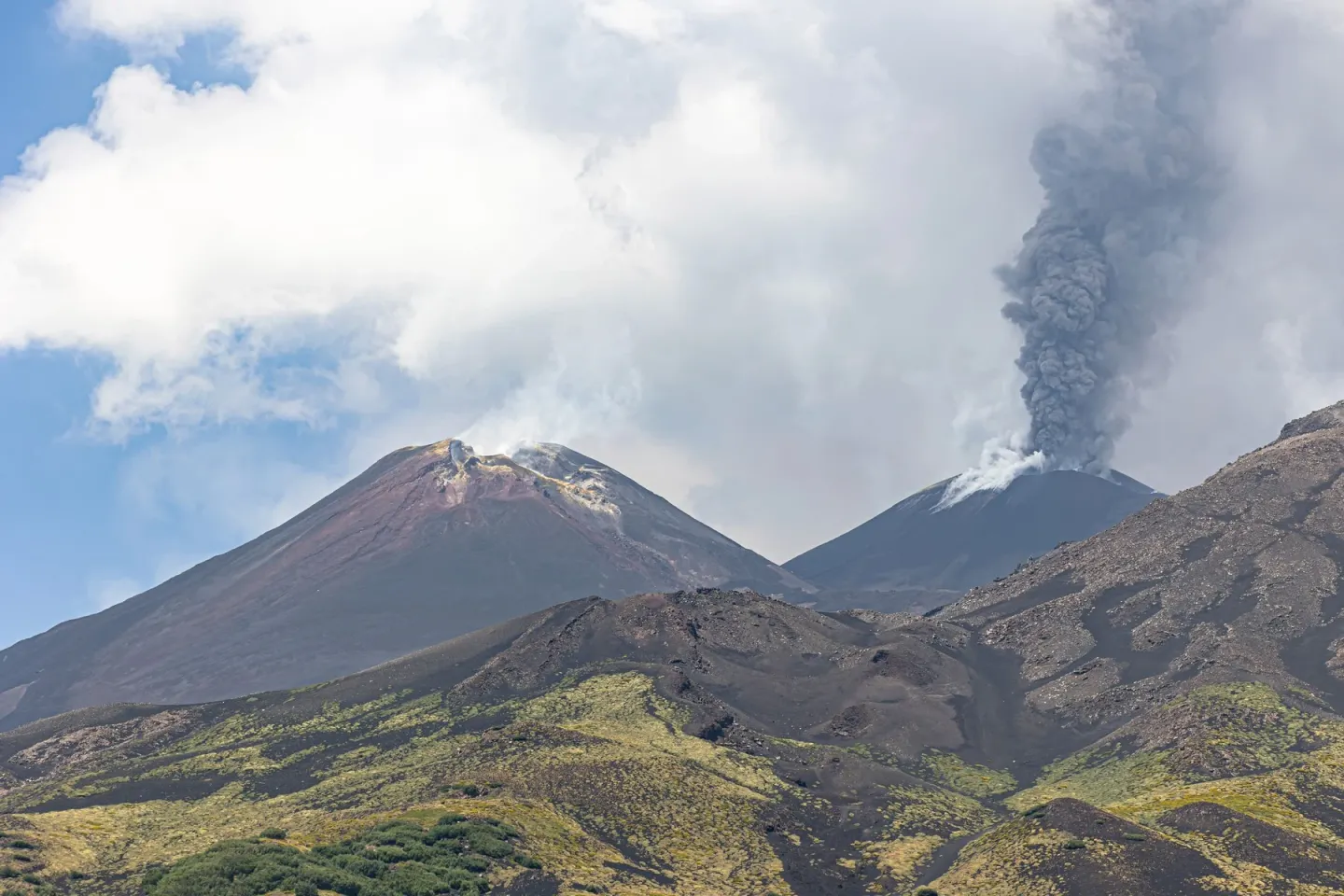 Etna a erupt din nou: restricții pe aeroportul din Catania, zboruri deviate