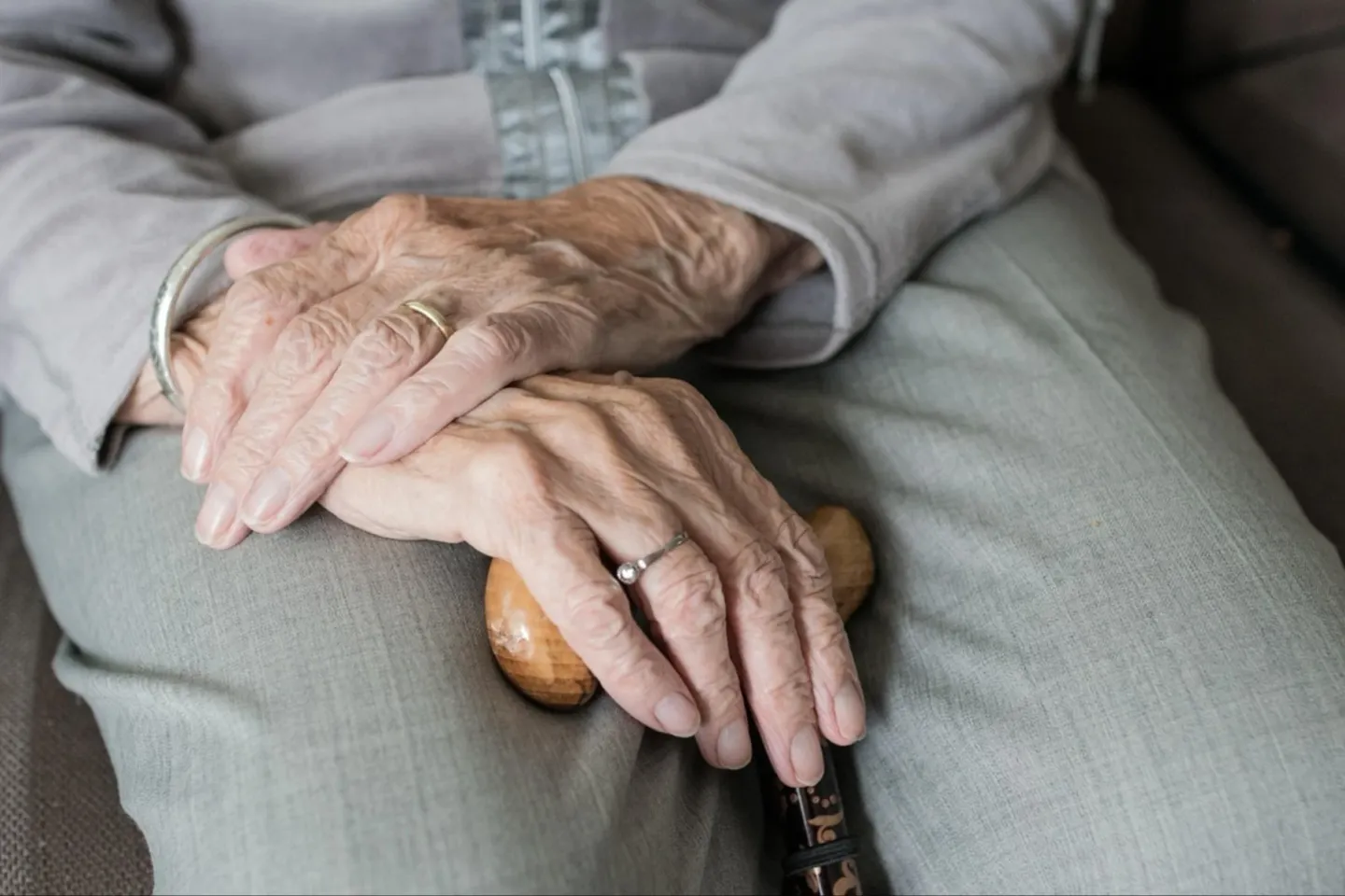 Bilete de tratament pentru pensionari. Cine poate beneficia gratuit de cazare, masă și proceduri medicale