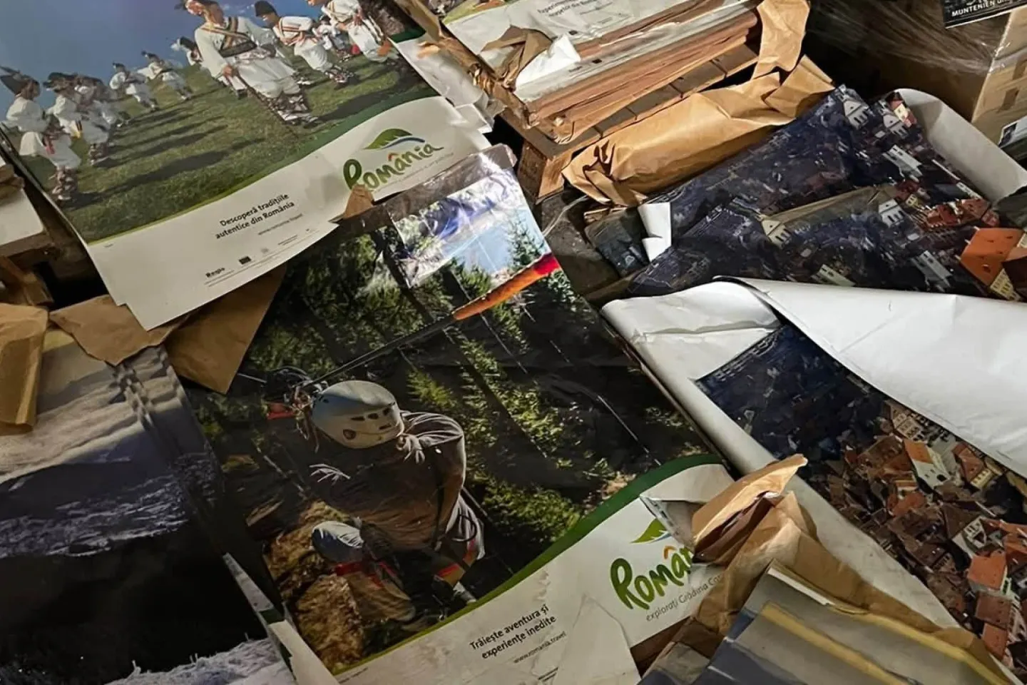 Sesizare la DNA în cazul unor albume turistice „fantomă”. Statul ar fi plătit 2,6 milioane de lei