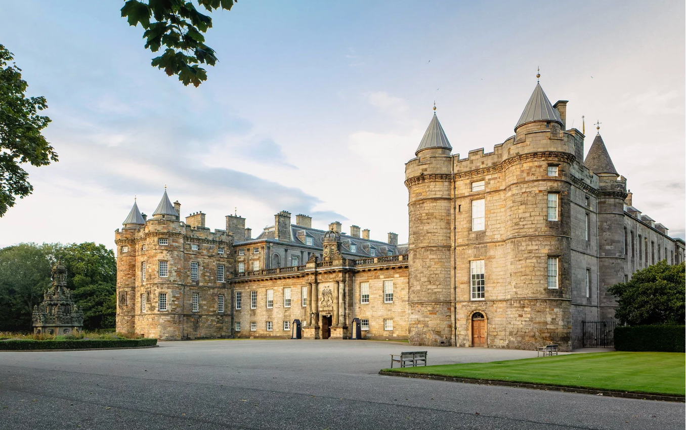 Apartamentele private ale reginei Elisabeta a II-a din palatul Holyroodhouse din Edinburgh, deschise vizitatorilor