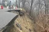 Alertă în județul Prahova. Drumul judeţean afectat de o alunecare de teren în Câmpina s-a prăbuşit
