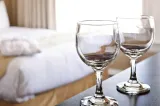 Motivul pentru care nu trebuie să foloseşti niciodată paharele din hoteluri sau pensiuni. O fostă cameristă aruncă bomba 