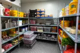 Ce au găsit inspectorii prin localurile de pe litoral. Peste 200 kg de mâncare retrase și amenzi usturătoare