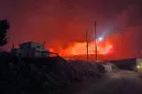 Incendiu de vegetație pe una dintre cele mai populare insule din Grecia. Mai multe zone, evacuate preventiv VIDEO