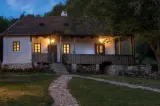 Cât costă să te cazezi pe domeniul Regelui Charles din Transilvania