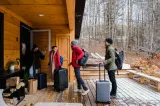 Airbnb a schimbat regulile pentru turiști. Ce nu vor mai putea cere gazdele