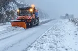 Iarna a ajuns pe Transfăgărășan în octombrie. Drumarii au intervenit cu utilaje de deszăpezire