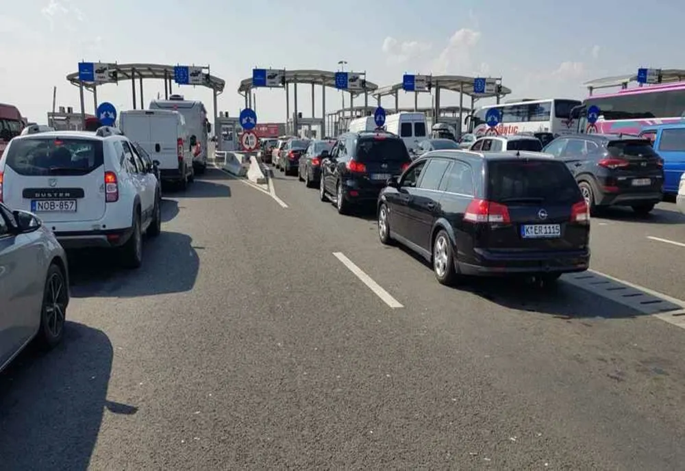 Aglomeraţie la frontiera cu Ungaria înainte de minivacanţa de Sfânta Maria
