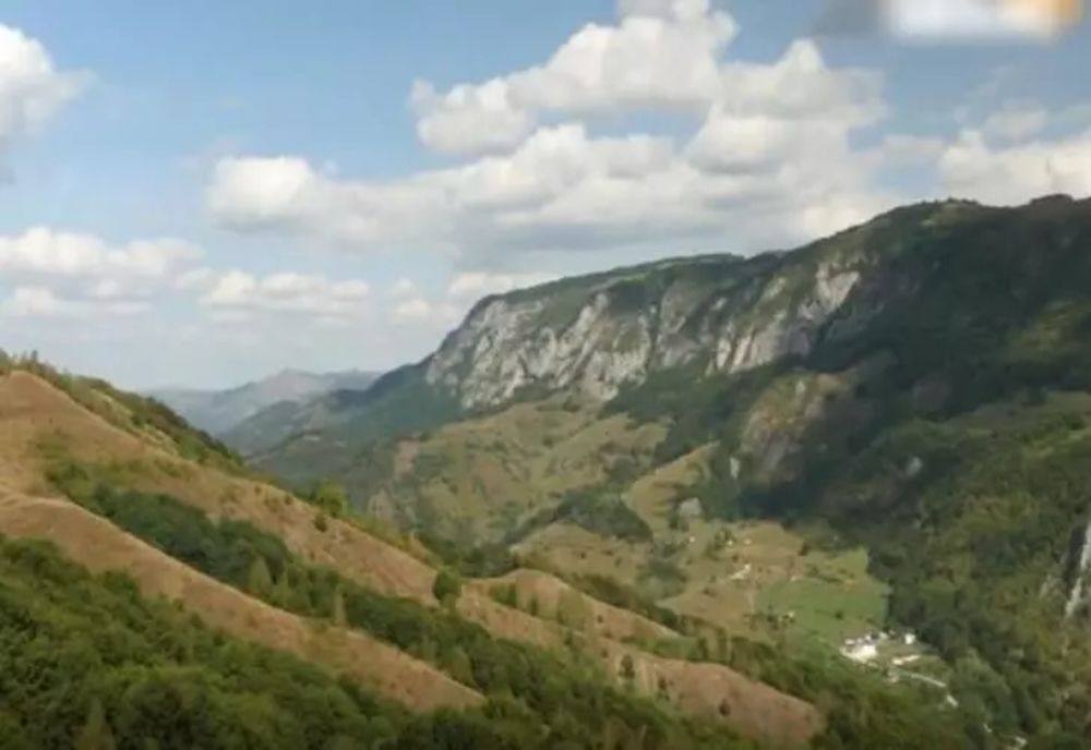 Un colț de rai în inima României, sat cu case vechi de 100 de ani