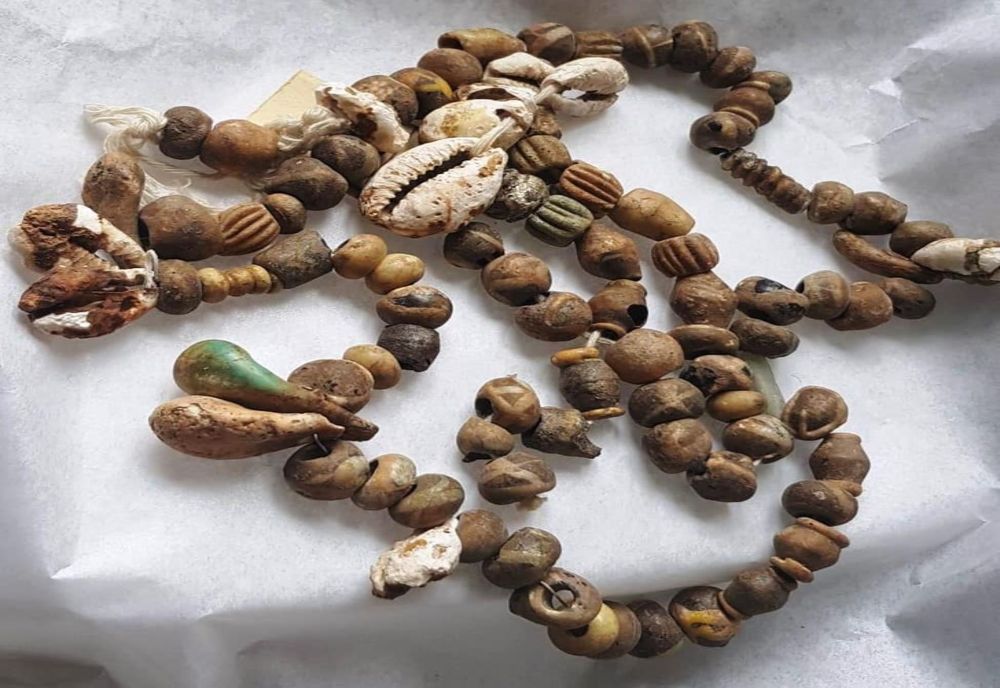 Șiraguri de mărgele din mormintele medievale  de la Cuptoare-Sfogea