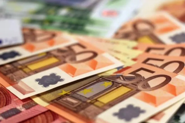 Atenție la nota de plată în vacanță! Taxa necunoscută care îi lasă mască pe turiștii români
