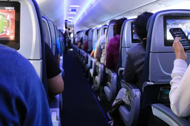 Noile reguli UE pentru zboruri. Ce trebuie să știe pasagerii despre despăgubiri și bagaje din 2027