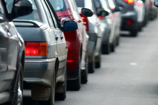 Românii pierd aproape o oră pe zi în drum spre serviciu. Problema nu este distanța, ci traficul