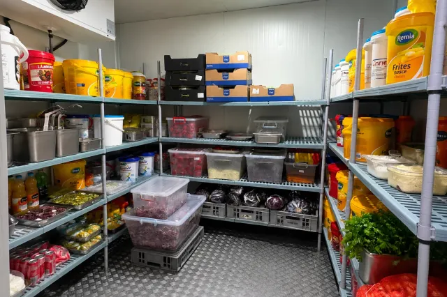 Ce au găsit inspectorii prin localurile de pe litoral. Peste 200 kg de mâncare retrase și amenzi usturătoare