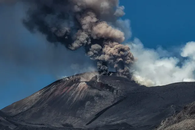 Aeroportul din Catania, închis din cauza erupției Etna. Mii de turiști blocați în plin sezon pe Sicilia