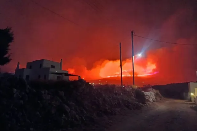 Incendiu de vegetație pe una dintre cele mai populare insule din Grecia. Mai multe zone, evacuate preventiv VIDEO