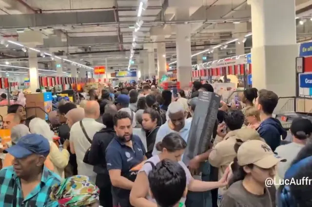 Haos și disperare în Franța: Sute de oameni s-au călcat în picioare pentru aparate de aer condiționat