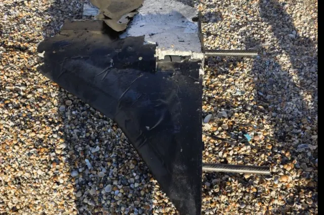 Alertă la Eforie! O aripă de dronă, descoperită pe plajă, în zona Capul Turcului