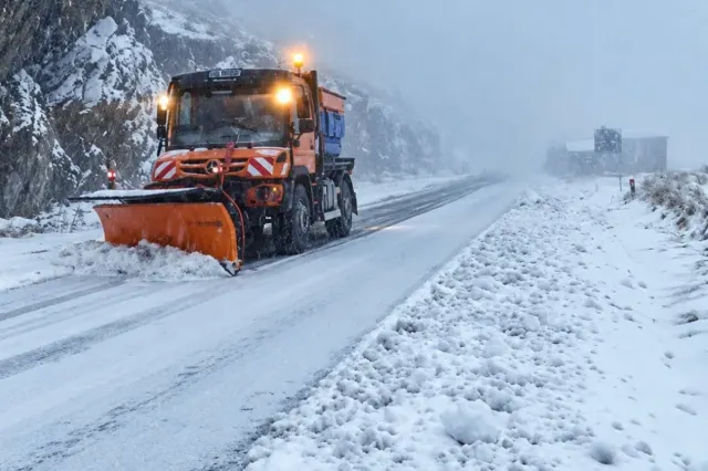 Iarna a ajuns pe Transfăgărășan în octombrie. Drumarii au intervenit cu utilaje de deszăpezire