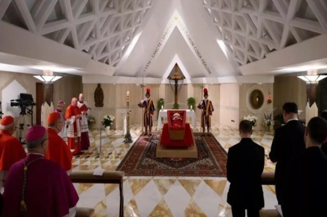 Vaticanul va folosi inteligența artificială pentru a traduce liturghia în 60 de limbi, în timp real
