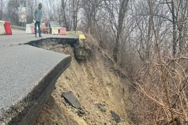 Alertă în județul Prahova. Drumul judeţean afectat de o alunecare de teren în Câmpina s-a prăbuşit
