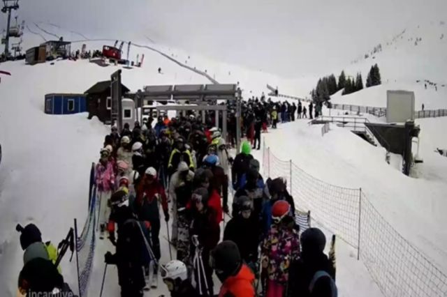 Pârtiile de la Sinaia, luate cu asalt de turiști, în prima zi a vacanței elevilor șI Valentine's Day. Nu mai sunt locuri în parcare - FOTO