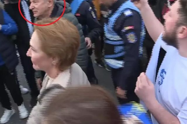 Fostul ministru al Transporturilor Radu Berceanu, huiduit și evacuat de jandarmi de la manifestația pro-Bolojan din Piața Victoriei